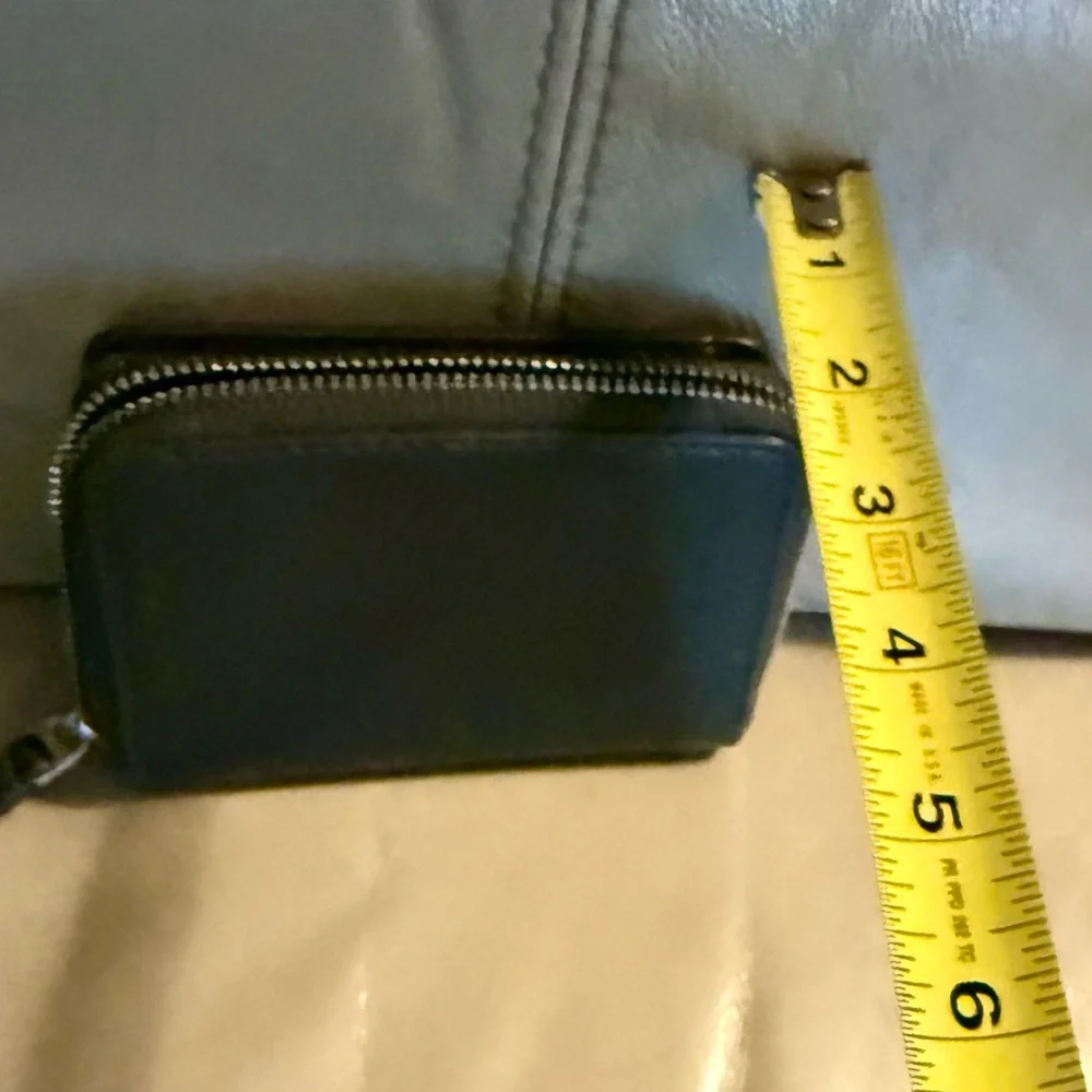 Tory Burch Emerson Wallet. Beautiful deep green pebbled leather. No Flaws. - Picture 5 of 7